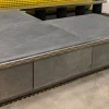 VOLFI Alu-Stufenprofil für die Verlegung von Platten im Stufenbereich in Verbindung mit Stelzlagern.